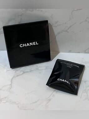 CHANEL Le Volume de Chanel Mascara Sample in Black 10 Noir & CHANEL triangle box